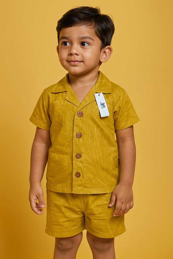 Mustard-shortsuit